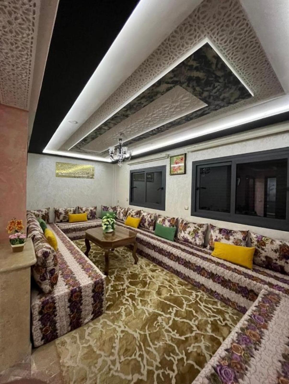 Diyafat Pam Cedar Lounge Fireplace
